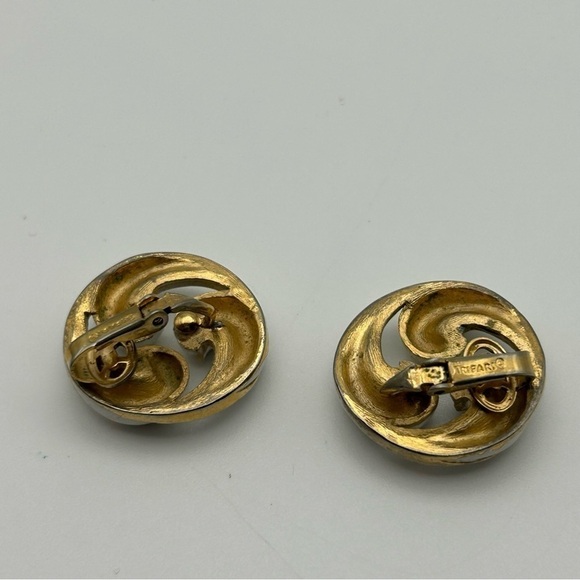 Vintage Trifari White Swirl Cream Clip On Earrings Gold Tone Filigree Statement - Picture 5 of 7